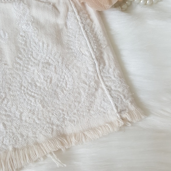 [Blank NYC]  Embroidered Shorts - Picture 3 of 6